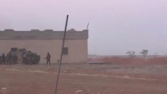 بالفيديو.. لحظة تفجير انتحاري لنفسه بالخطأ صورة رقم 1