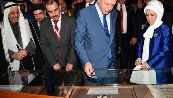 صور أردوغان يزور متحف إسلامي بحريني وزوجته تتجول بزي مميز! صورة رقم 2