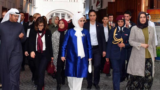 صور أردوغان يزور متحف إسلامي بحريني وزوجته تتجول بزي مميز! صورة رقم 3