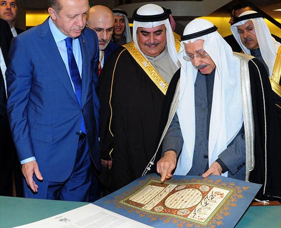 صور أردوغان يزور متحف إسلامي بحريني وزوجته تتجول بزي مميز! صورة رقم 7