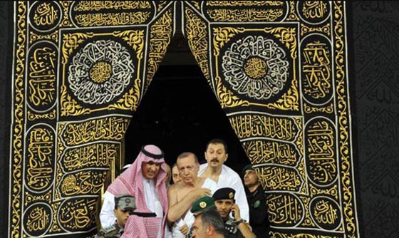 بالصور..الرئيس التركي رجب طيب أردوغان يؤدي مناسك العمرة صورة رقم 1
