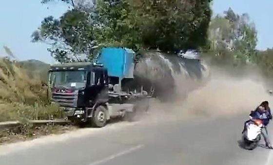 فيديو: انقلاب شاحنة يؤدي لمقتل مشاركين في موكب ديني في الصين صورة رقم 4