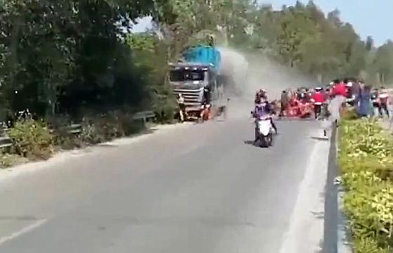 فيديو: انقلاب شاحنة يؤدي لمقتل مشاركين في موكب ديني في الصين صورة رقم 3