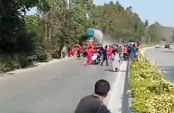 فيديو: انقلاب شاحنة يؤدي لمقتل مشاركين في موكب ديني في الصين صورة رقم 2