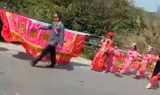 فيديو: انقلاب شاحنة يؤدي لمقتل مشاركين في موكب ديني في الصين صورة رقم 1