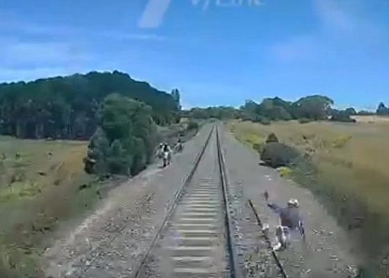 بالفيديو.. نجاة سائق دراجة من الموت تحت عجلات القطار بأعجوبة صورة رقم 1