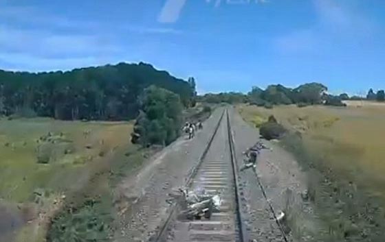 بالفيديو.. نجاة سائق دراجة من الموت تحت عجلات القطار بأعجوبة صورة رقم 2