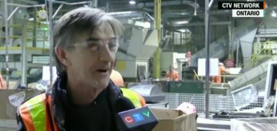 عامل مصنع يعثر على 100 الف دولار داخل جهاز تلفاز قديم.. فيديو صورة رقم 1