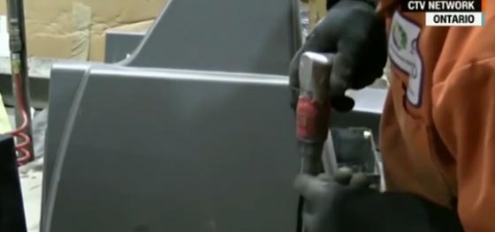 عامل مصنع يعثر على 100 الف دولار داخل جهاز تلفاز قديم.. فيديو صورة رقم 3