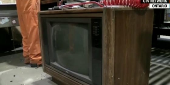 عامل مصنع يعثر على 100 الف دولار داخل جهاز تلفاز قديم.. فيديو صورة رقم 4