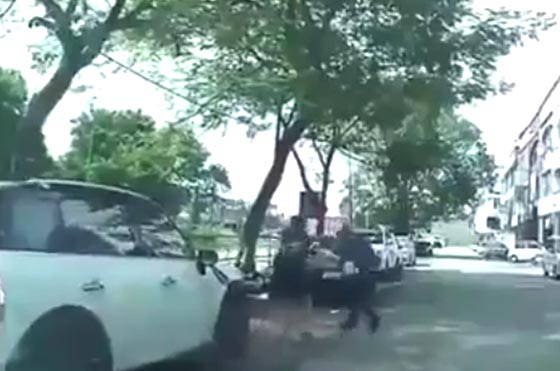 فتاة شجاعة تلقن لصين حاولا السطو عليها درسا في القتال.. فيديو صورة رقم 1