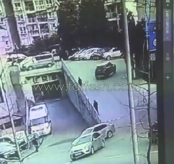 فيديو مروع.. نجاة طفل وامه مرتين، دهستهما سيارة ثم سقطت فوقهما صورة رقم 1