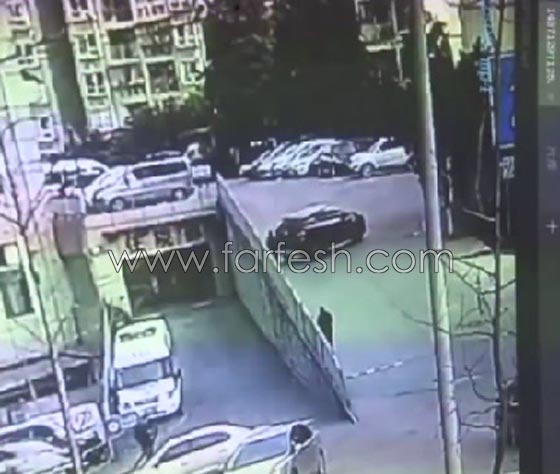 فيديو مروع.. نجاة طفل وامه مرتين، دهستهما سيارة ثم سقطت فوقهما صورة رقم 2