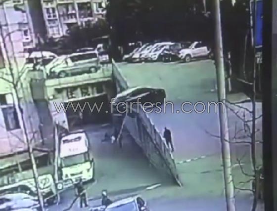 فيديو مروع.. نجاة طفل وامه مرتين، دهستهما سيارة ثم سقطت فوقهما صورة رقم 3