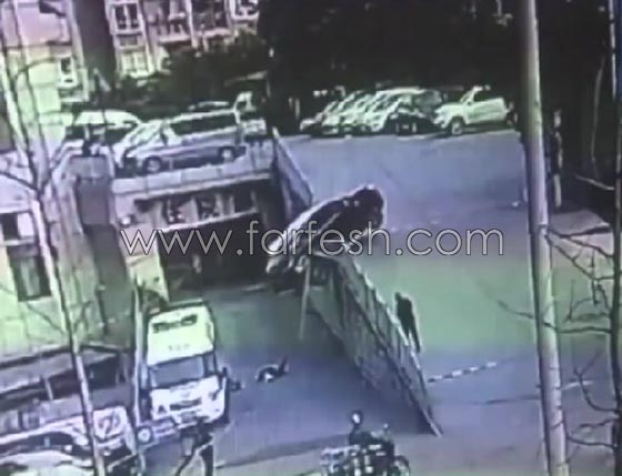 فيديو مروع.. نجاة طفل وامه مرتين، دهستهما سيارة ثم سقطت فوقهما صورة رقم 4