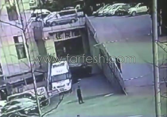 فيديو مروع.. نجاة طفل وامه مرتين، دهستهما سيارة ثم سقطت فوقهما صورة رقم 6