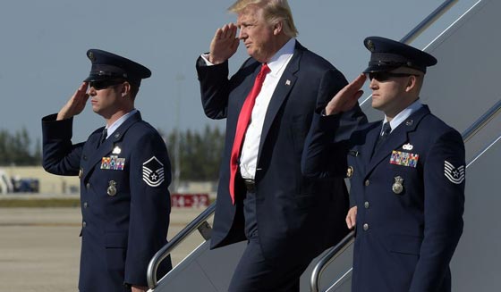 رشق موكب ترامب بجسم مجهول والشرطة السرية تفتح تحقيقا صورة رقم 10