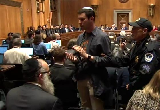 فلسطيني يقاطع كلمة السفير الامريكي.. كنا في فلسطين وستبقى لنا صورة رقم 4