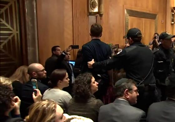 فلسطيني يقاطع كلمة السفير الامريكي.. كنا في فلسطين وستبقى لنا صورة رقم 3