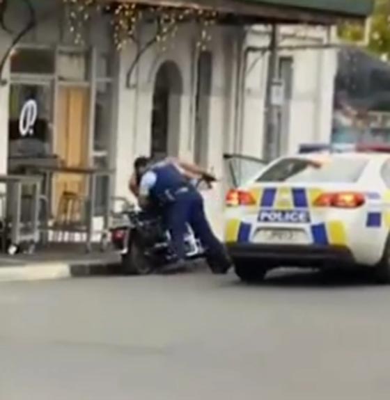 فيديو مثير.. شرطي يظهر بطولة نادرة في اعتقال مجرم صورة رقم 1