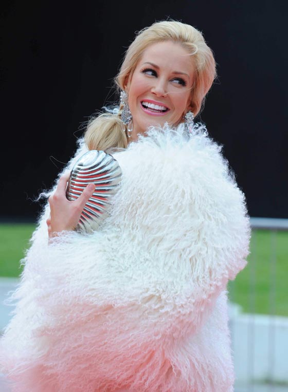 خطيبة وزير ترامب تظهر بمشهد اباحي في فيلم.. وما حقيقة مذكراتها بإفريقيا؟ صورة رقم 7