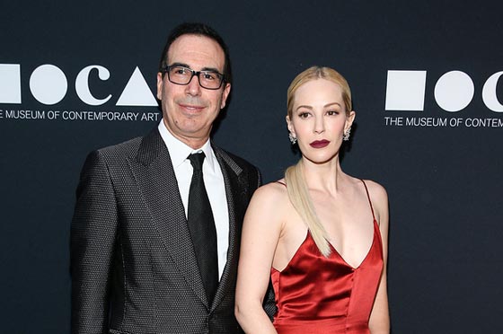 خطيبة وزير ترامب تظهر بمشهد اباحي في فيلم.. وما حقيقة مذكراتها بإفريقيا؟ صورة رقم 6