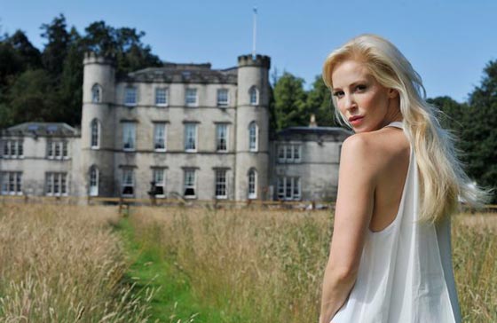 خطيبة وزير ترامب تظهر بمشهد اباحي في فيلم.. وما حقيقة مذكراتها بإفريقيا؟ صورة رقم 4