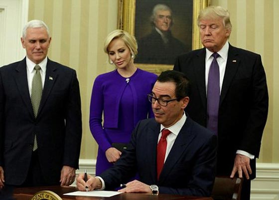 خطيبة وزير ترامب تظهر بمشهد اباحي في فيلم.. وما حقيقة مذكراتها بإفريقيا؟ صورة رقم 2