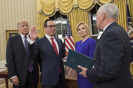 خطيبة وزير ترامب تظهر بمشهد اباحي في فيلم.. وما حقيقة مذكراتها بإفريقيا؟ صورة رقم 1