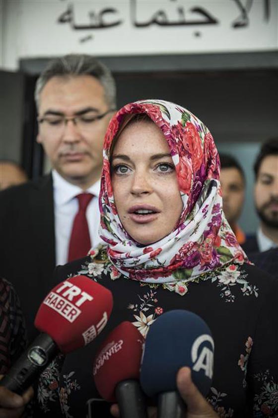 الممثلة ليندسي لوهان تتعرض للتمييز العنصري بسبب حجابها صورة رقم 3