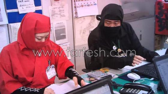  فيديو طريف: موظفون في العمل يرتدون ملابس النينجا في اليوم الوطني للنينجا  صورة رقم 9