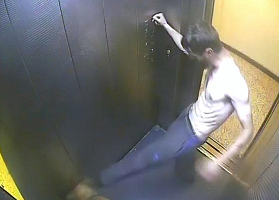  فيديو مؤلم: رجل مخمور يضرب كلبه بقسوة مدة 30 دقيقة! صورة رقم 1