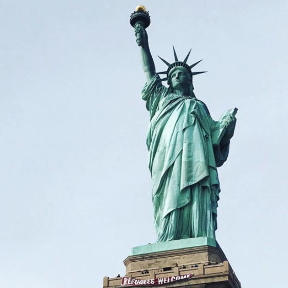 نيويورك: لافتة على تمثال الحرية ترحب باللاجئين صورة رقم 1