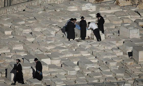 مسلمون في أمريكا يجمعون 84 ألف دولار لأصلاح قبور لليهود صورة رقم 1