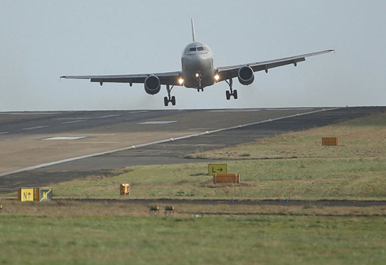 فيديو مرعب.. طائرات تصارع الرياح فوق احد مطارات بريطانيا صورة رقم 1