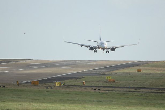 فيديو مرعب.. طائرات تصارع الرياح فوق احد مطارات بريطانيا صورة رقم 3