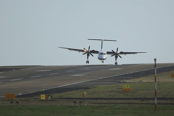 فيديو مرعب.. طائرات تصارع الرياح فوق احد مطارات بريطانيا صورة رقم 4