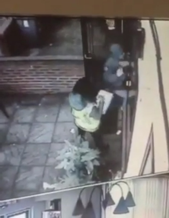  فتاة حسناء تطرق الباب ولص ماكر يقتحم المنزل.. شاهد الفيديو صورة رقم 2