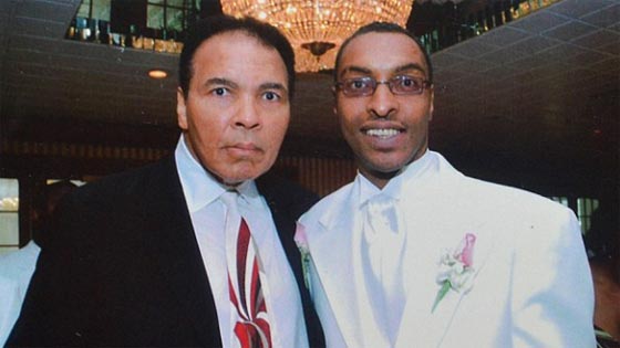 لأنه مسلم.. إحتجاز نجل الملاكم محمد علي كلاي بأحد مطارات فلوريدا صورة رقم 2