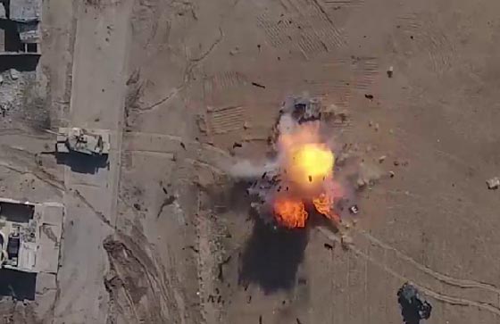 بالفيديو.. داعش يقصف مدرعة عراقية بطريقة مبتكرة صورة رقم 3