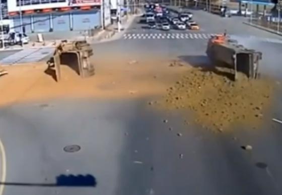 فيديو مروع... حادث تصادم بين شاحنتين تحملان الرمال في موسكو صورة رقم 1