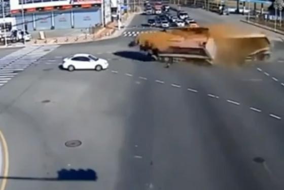 فيديو مروع... حادث تصادم بين شاحنتين تحملان الرمال في موسكو صورة رقم 3