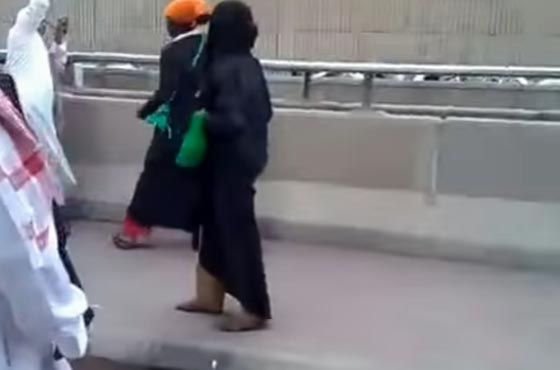 بالفيديو.. شجار قوي بين مجموعة من الرجال والنساء أمام الحرم المكي صورة رقم 1