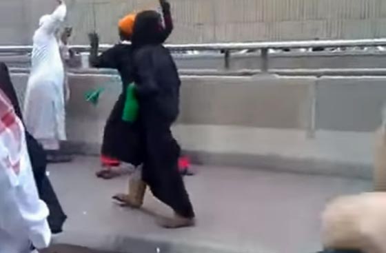 بالفيديو.. شجار قوي بين مجموعة من الرجال والنساء أمام الحرم المكي صورة رقم 2
