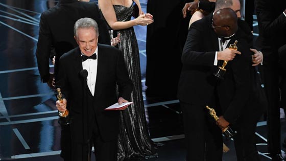 خطأ محرج.. فيلم مونلايت ينتزع الاوسكار من لا لا لاند على المسرح صورة رقم 1