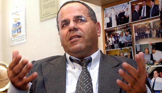 الوزير قرا يثير السخرية في حديثه عن روبوتات لاغتيال نصراالله وقادة حماس  صورة رقم 1