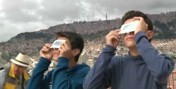 شمس ملتهبة حول قرص مظلم في اول كسوف لها عام 2017 صورة رقم 3