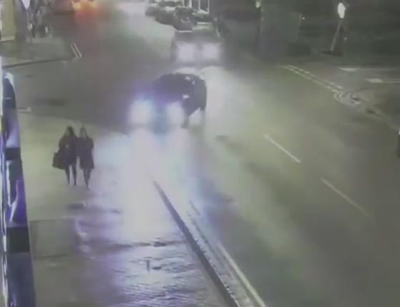 فيديو مروع.. مجهول يدهس فتاة عمدا بسيارته السوداء الفارهة! صورة رقم 1