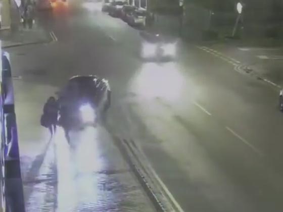 فيديو مروع.. مجهول يدهس فتاة عمدا بسيارته السوداء الفارهة! صورة رقم 2