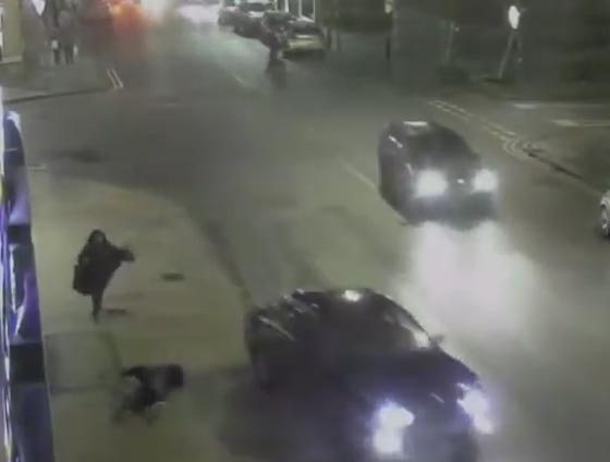 فيديو مروع.. مجهول يدهس فتاة عمدا بسيارته السوداء الفارهة! صورة رقم 3